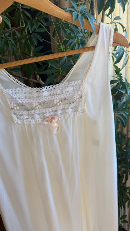 1960s Embroidered Ribbon Nightgown
